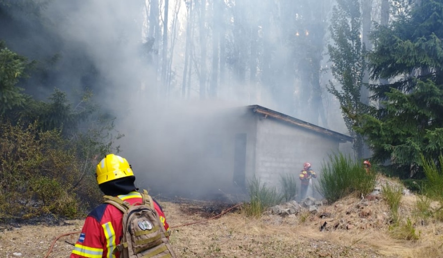 Más de 400 personas y medios aéreos participan del operativo para controlar el incendio en la zona de Epuyén 
