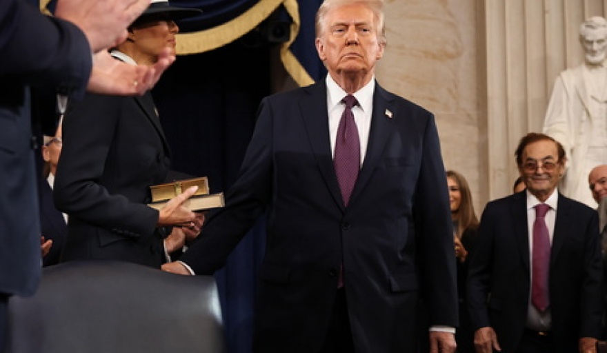 En sus primeras horas, Trump revirtió 80 medidas de Biden y cumplió promesas de campaña