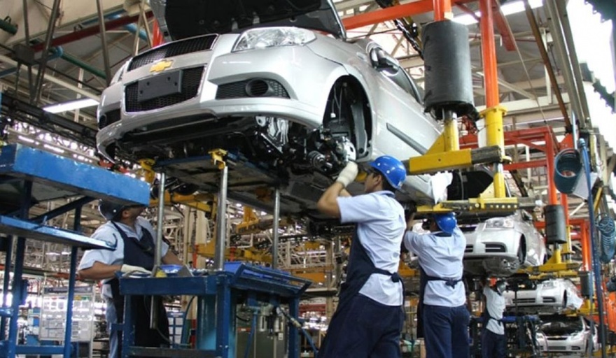 Incertidumbre en la industria automotriz: baja la inversión en la Argentina y Brasil capta 12 veces más