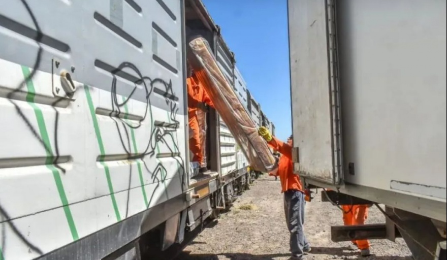 Partió desde Viedma la formación con las donaciones para los afectados por los incendios en El Bolsón
