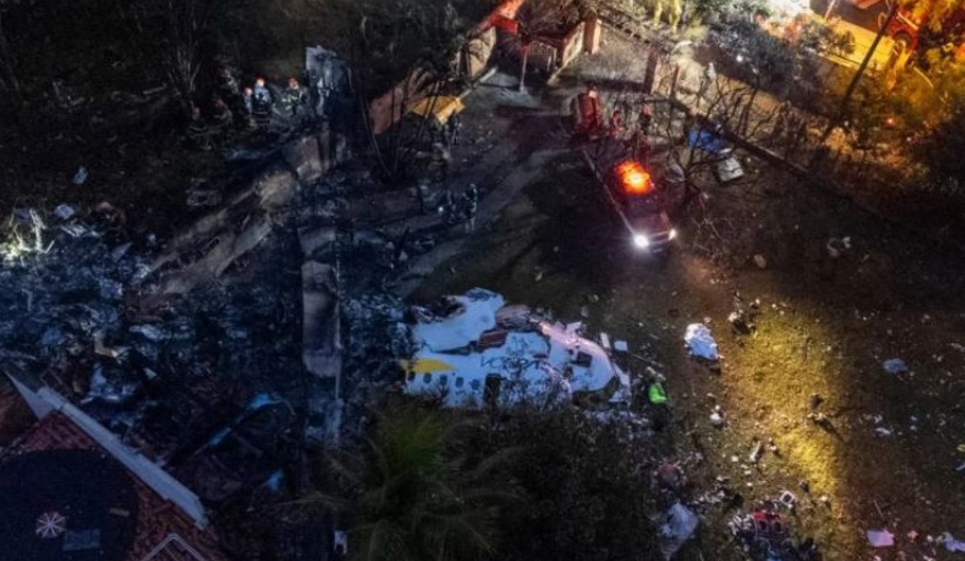 Brasil: un avión cayó sobre una avenida en Sao Paulo e impactó en un autobús