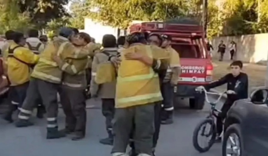 Emotiva despedida a los bomberos voluntarios que combatieron el fuego en El Bolsón
