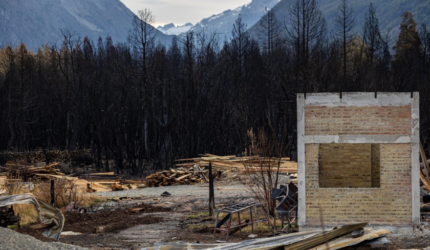 El Gobierno ya comenzó a otorgar una suma millonaria para los damnificados de El Bolsón para la reconstrucción de viviendas tras los incendios