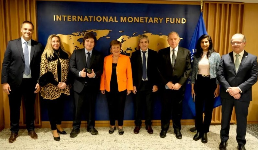 El Gobierno de Javier Milei busca aplicar un "Plan Brady 2.0" con el FMI para fortalecer reservas