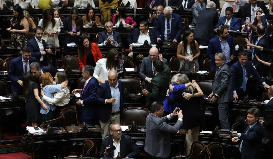 En una jornada escándalosa, el oficialismo dió por terminada la sesión en Diputados