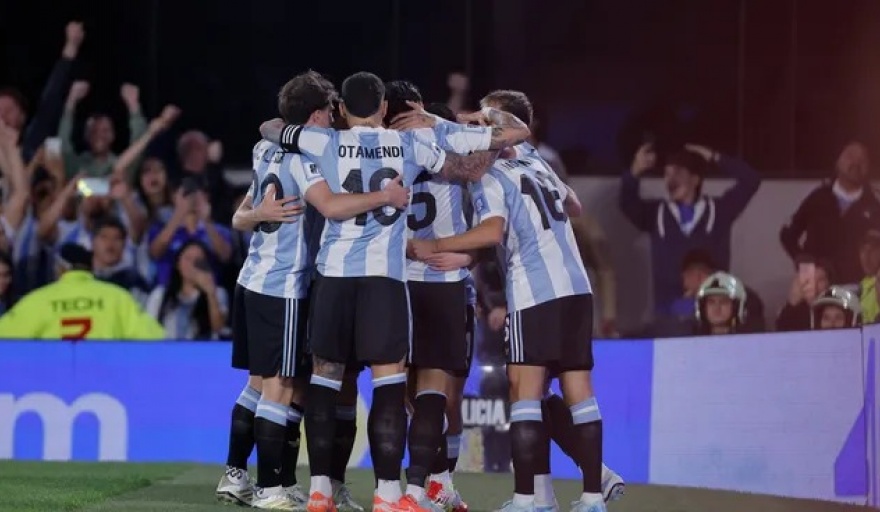 Argentina ya clasificada al Mundial, aplastó a Brasil con una goleada histórica en el Monumental