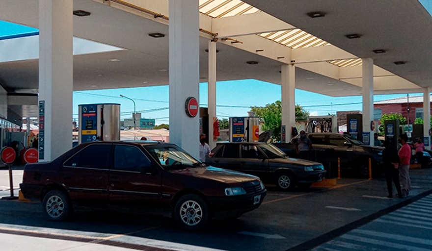 Desde el 1 de mayo, YPF bajará el precio de los combustibles