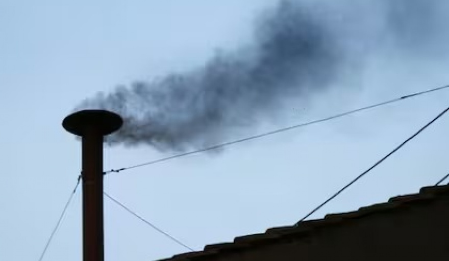 Segunda fumata negra en el Vaticano: los cardenales aún no logran consenso para elegir al nuevo Papa