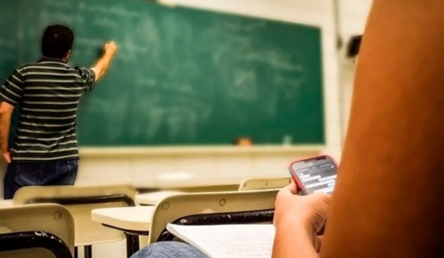 Neuquén podría ser la primera provincia del país en prohibir por ley el uso de celulares en las escuelas