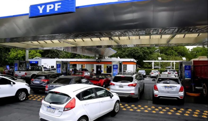 Suben los combustibles en julio: Milei aplicará parte de los impuestos y posterga el resto hasta agosto