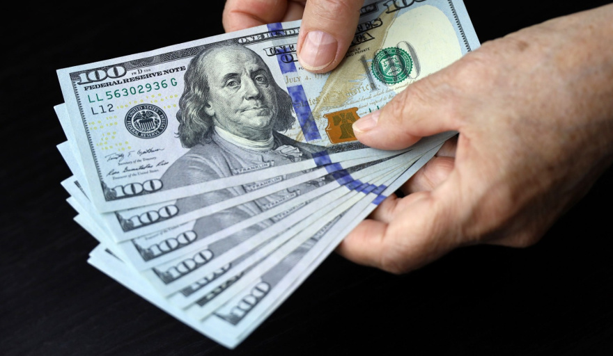 Argentina y Venezuela tienen los salarios mínimos más bajos de la región: alerta por el deterioro del ingreso en dos países clave de América Latina