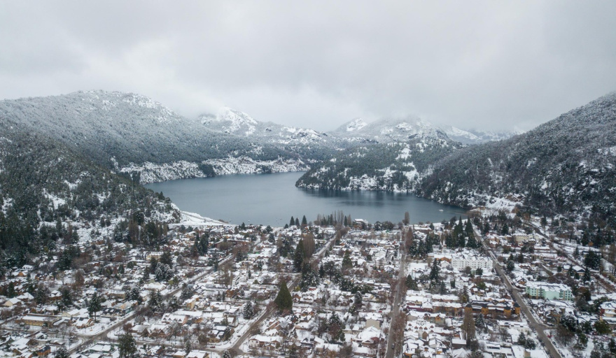 San Martín de los Andes amaneció cubierta de nieve y se anticipa una semana invernal con complicaciones viales