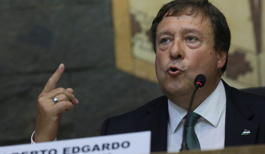 El brujo tiró las cartas y fija una férrea estrategia provincial