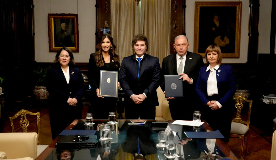 Milei se reunió una funcionaria clave de Trump para habilitar la exención de visa para argentinos que viajen a los Estados Unidos