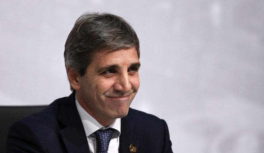 El Gobierno recibe USD 2.000 millones del FMI y ejecuta maniobra contable para mejorar reservas netas