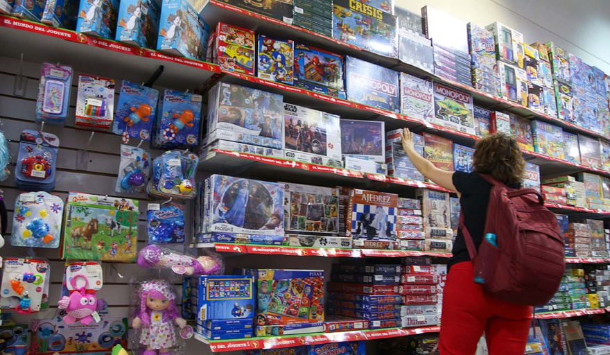 Día del Niño y crisis: la ropa desplaza a los juguetes como principal regalo y el gasto no supera los $50.000