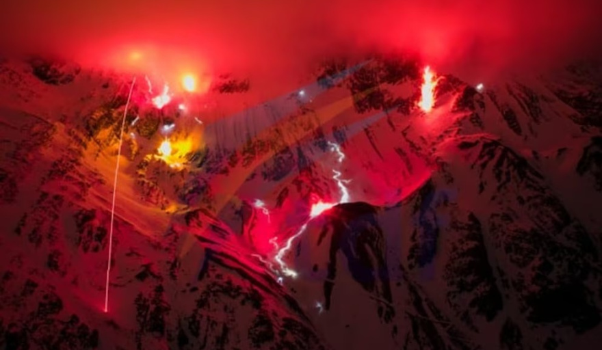 Ushuaia celebró los 30 años de la “bajada de las antorchas” con un espectáculo de fuego y nieve en el Cerro Martial