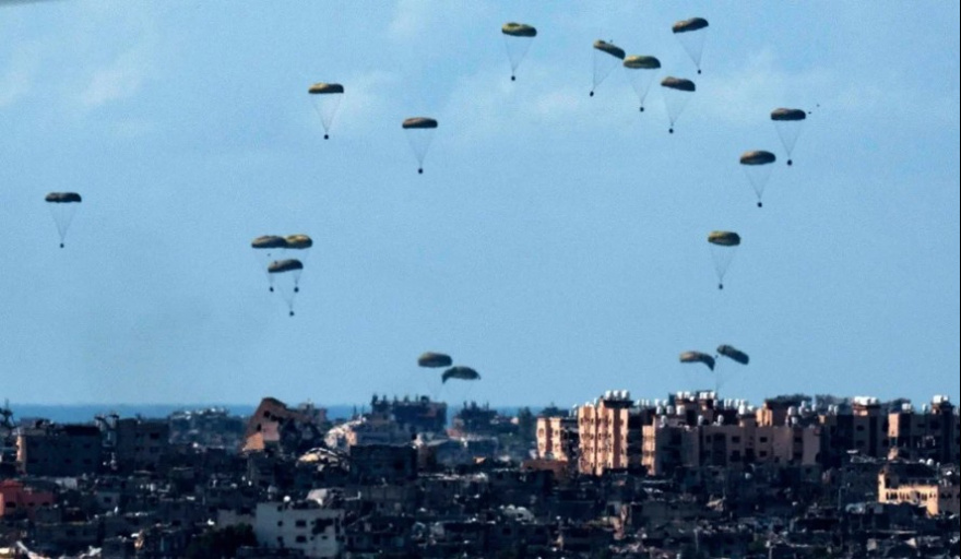 Cinco países lanzan ayuda aérea a Gaza en medio de una grave hambruna