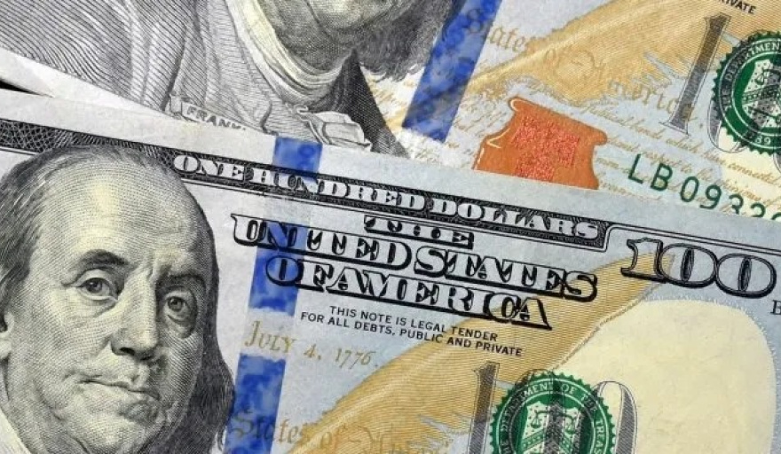 Dólar intervenido: el mercado duda sobre la capacidad de pago y el riesgo país se acerca a los 900 puntos