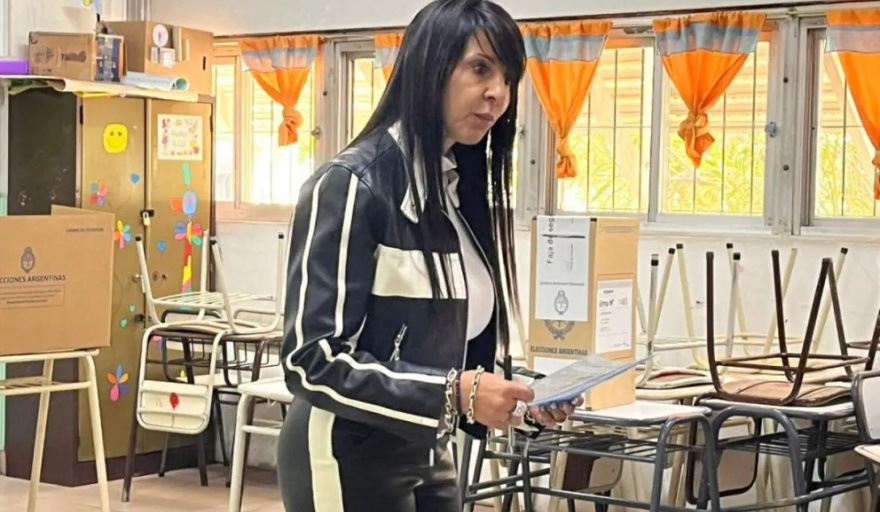 Lorena Villaverde votó en Cipolletti, desafiante ante las críticas y en busca de continuidad libertaria