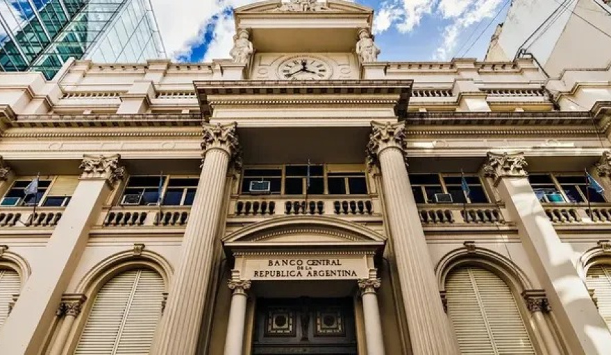Expectativa en los bancos: el BCRA se prepara para flexibilizar encajes y descomprimir las tasas