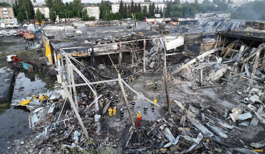 Ya son 18 personas fallecidas y 36 desaparecidas por el impacto del misil ruso en un Shopping de Kremenchuk