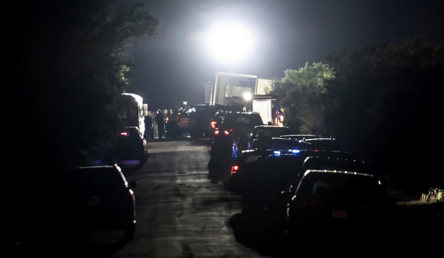 Encuentran sin vida en un camión a 46 migrantes en Texas