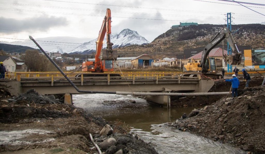 Comenzaron los trabajos para reubicación del Gasoducto donde se construirá el nuevo puente en Arroyo Grande