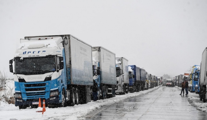 Por las intensas nevadas, continúan cerrados los pasos a Chile