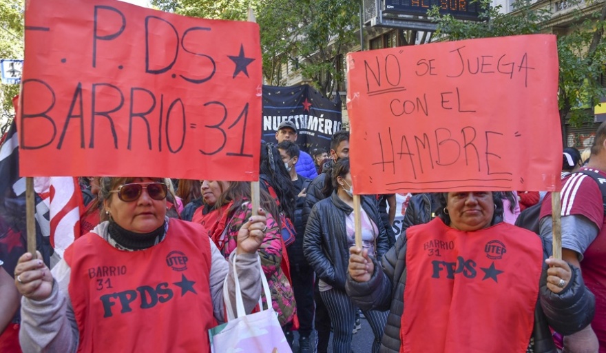Movimientos sociales marcharon en reclamo de un Salario Básico Universal