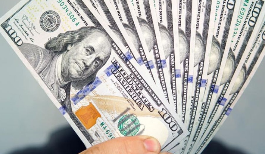 El Dolar Blue abrió con otra suba alcanzando $355, pero cerró a $338