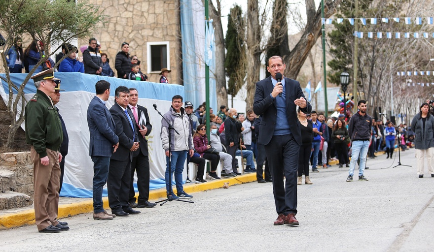 El gobernador acompañó al intendente Hugo Gutiérrez en los festejos del 135º aniversario de Chos Malal.
