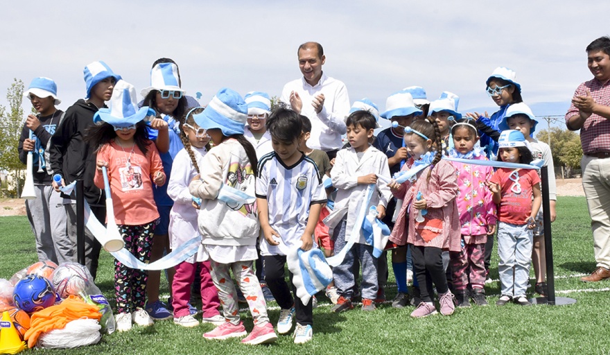 Inauguraron la nueva cancha de fútbol de césped sintético en Ramón Castro