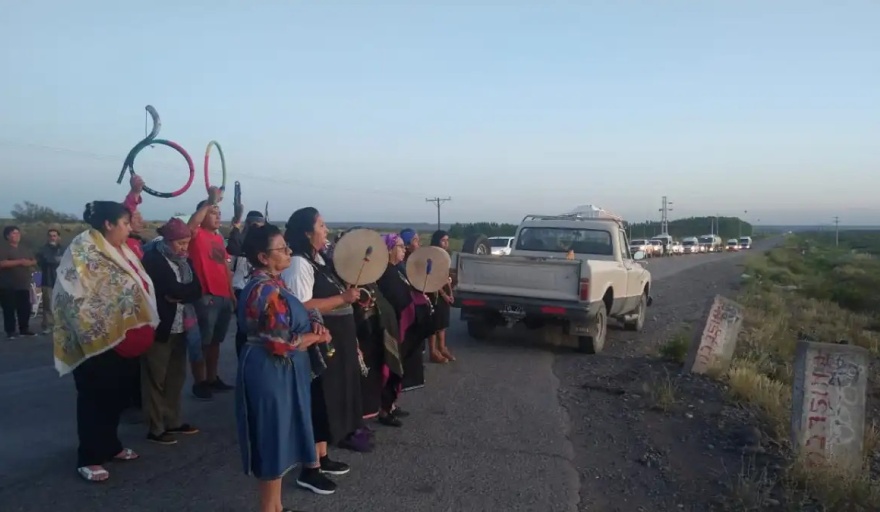 Vecinos de Añelo y comunidades mapuches bloquean el acceso a Vaca Muerta