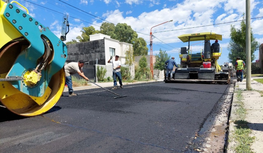 Más asfalto para Viedma: con obras terminadas y en ejecución, la ciudad amplió la urbanización en decenas de barrios