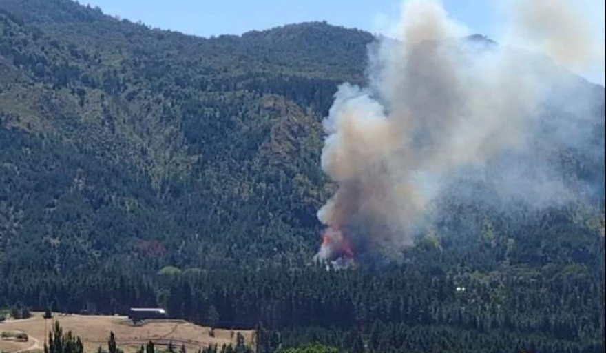 La Provincia despliega recursos para controlar incendio en El Hoyo