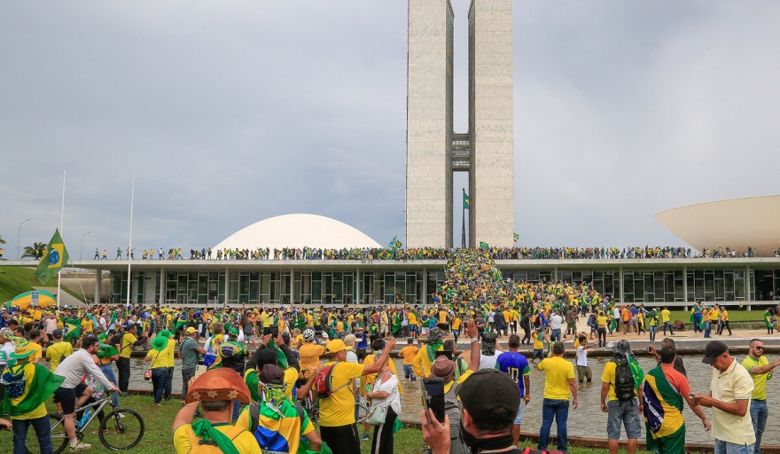 Denuncian protección militar de los manifestantes que tomaron las sedes de los tres poderes en Brasilia