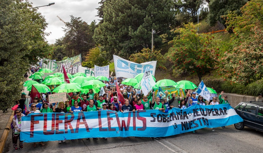  ATE, CTA Autónoma junto a organizaciones sociales  marcharon por Bariloche al Lago Escondido