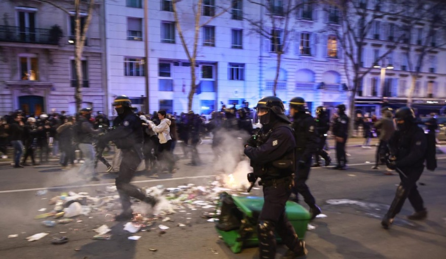 Protestas y tensión en París por la adopción definitiva de la reforma jubilatoria