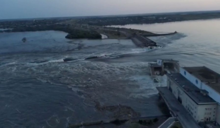 Ucrania y Rusia se acusan mutuamente por la destrucción de una represa que causa fuertes inundaciones