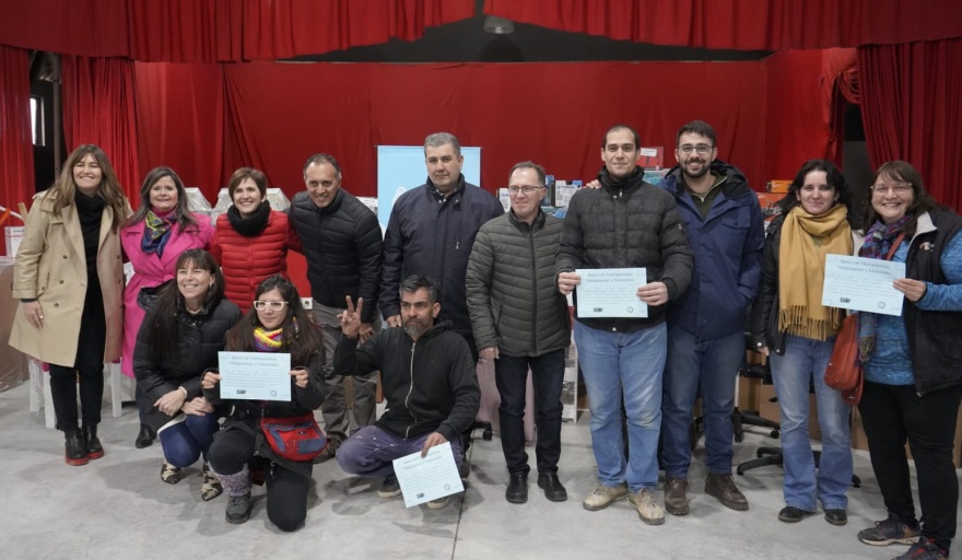 Entregaron maquinarias y herramientas a más de 60 emprendedores de Plottier