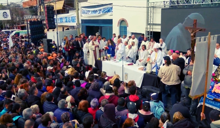 Ante los agravios de Milei, en cientos de barrios populares del país salieron en defensa del Papa Francisco