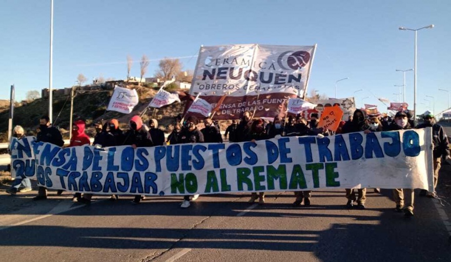 Restablecieron la luz en Cerámica Neuquén, pero los trabajadores se organizan contra el remate de la fábrica