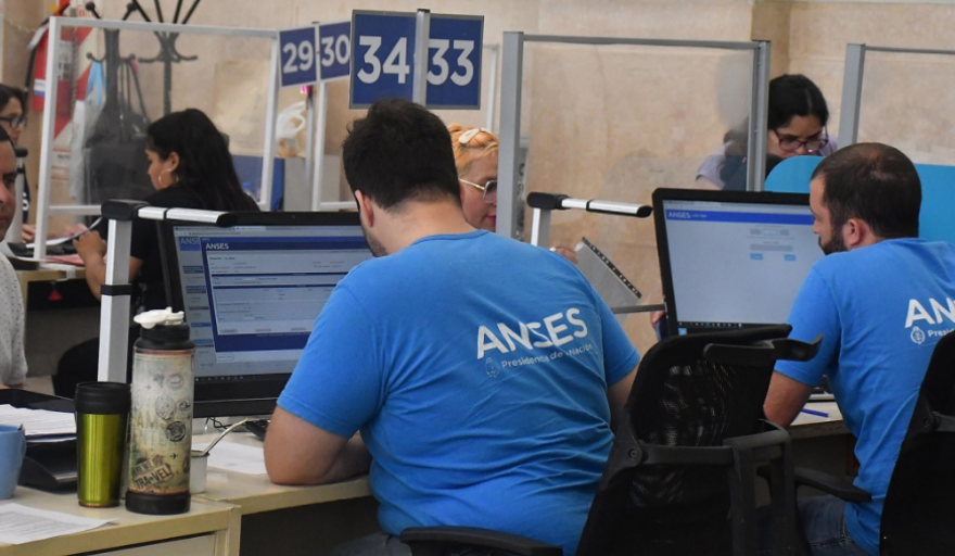 El gobierno dispone un bono de $20.000 para trabajadores titulares de prestaciones por desempleo