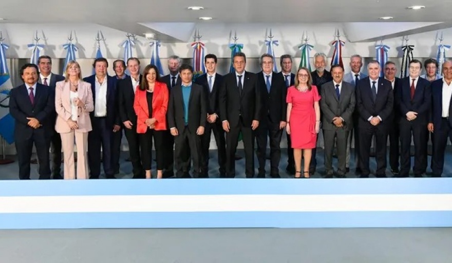 Massa obtiene el apoyo de 19 gobernadores del país