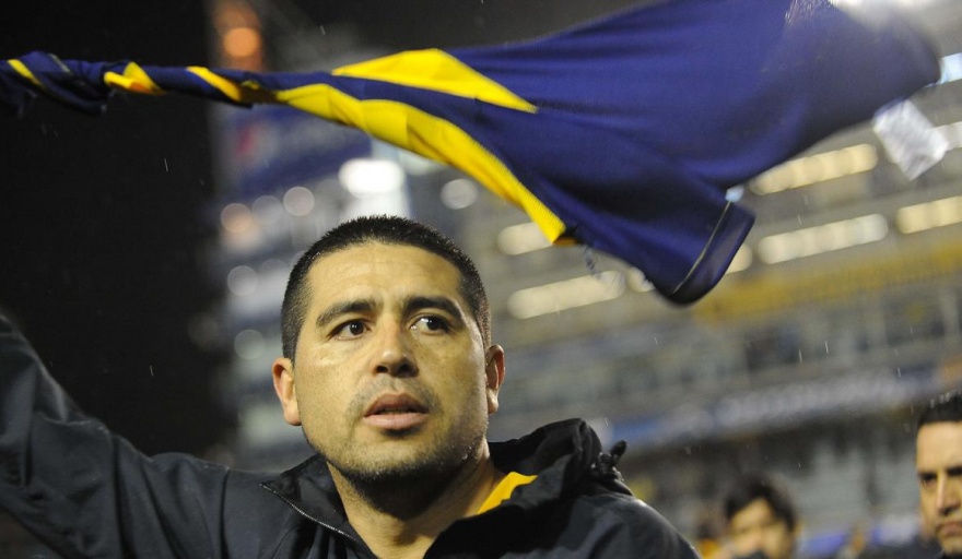 Hinchas de Boca, junto a Juan Román Riquelme, marcharon a la Bombonera en reclamo por la suspensión de las elecciones