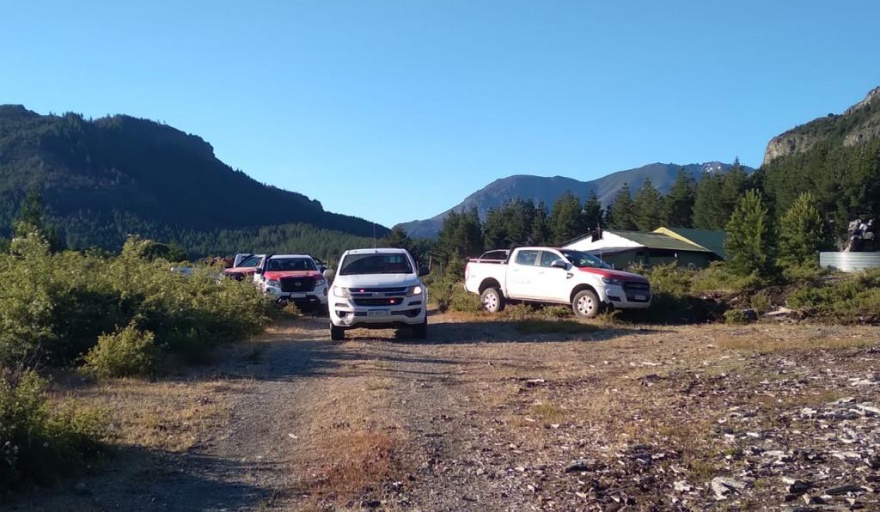Brigadistas trabajan para controlar incendio en la zona de Epuyén