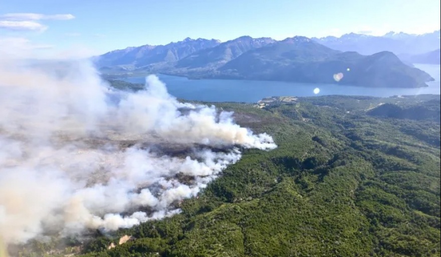El incendio forestal ya arrasó con más de 1.000 hectáreas en el Parque Nacional Los Alerces