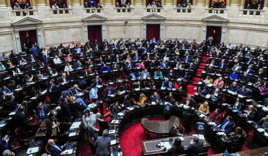 El debate de la Ley Ómnibus se pospone para el miércoles tras intensas negociaciones