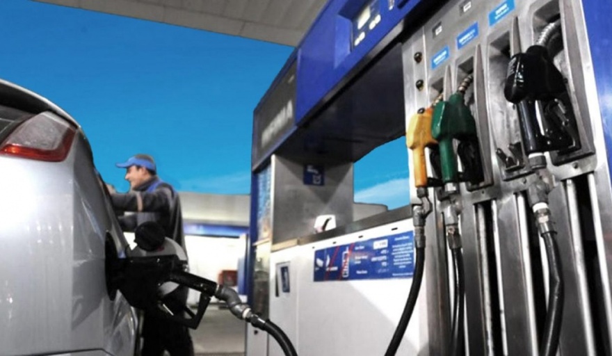 El Gobierno pretende aumentar un impuesto que subirá el precio de la nafta un 10%